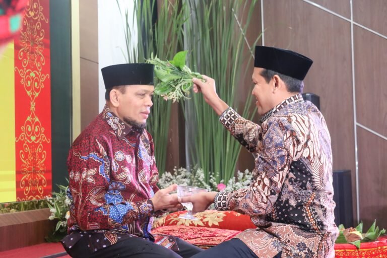 ‎Wagub Aceh Dek Fadh Hadiri Peusijeuk dan Tasyakuran untuk Tiga Pejabat Asal Aceh‎