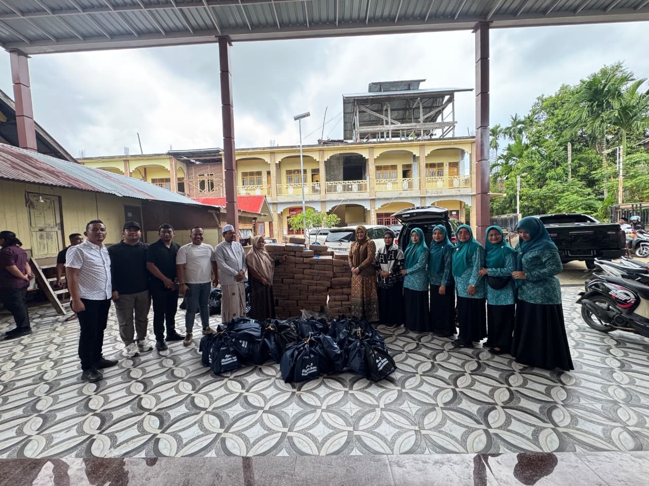 Mukarramah Fadhlullah Salurkan Bantuan Ikan untuk Santri di Kabupaten Pidie